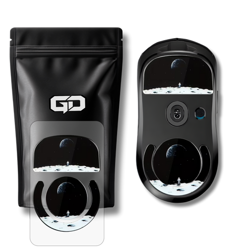 Et sæt løse glass mouse skates med moonlanding mønster ved siden af produktemballage fra GamingDeals og endnu et sæt som demonstrerer glass skates monteret på en Logitech G Pro X Superlight gaming mus. Baggrunden er gennemsigtig