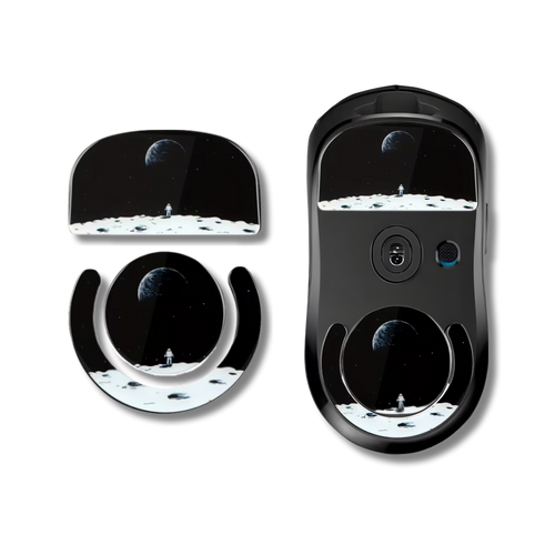 Et sæt løse glass mouse skates med moonlanding mønster og endnu et sæt som demonstrerer produktet monteret på en Logitech G Pro X Superlight gaming mus. Baggrunden er gennemsigtig