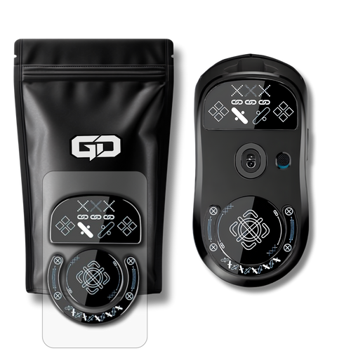 Et sæt løse glass mouse skates med print mønster ved siden af produktemballage fra GamingDeals og endnu et sæt glass skates som demonstrerer skates monteret på en Logitech G Pro X Superlight gaming mus. Baggrunden er gennemsigtig