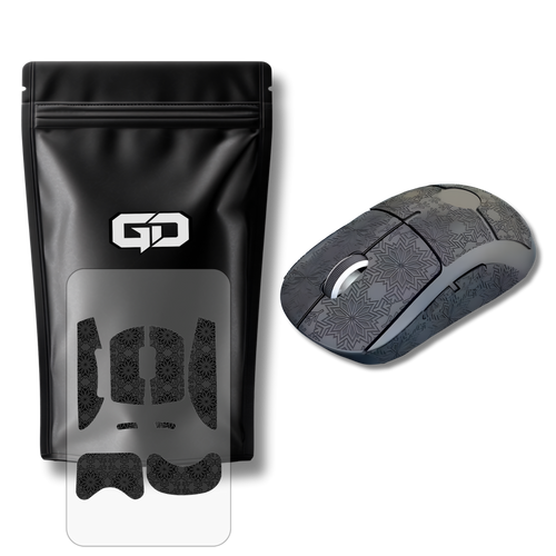 Et sæt grip tape i sort farve med et mønster i sneflager monteret på en Logitech G Pro X Superlight gaming mus vist ovenfra ved siden af produktemballage fra GamingDeals med et fritliggende sæt grip tapes af samme type