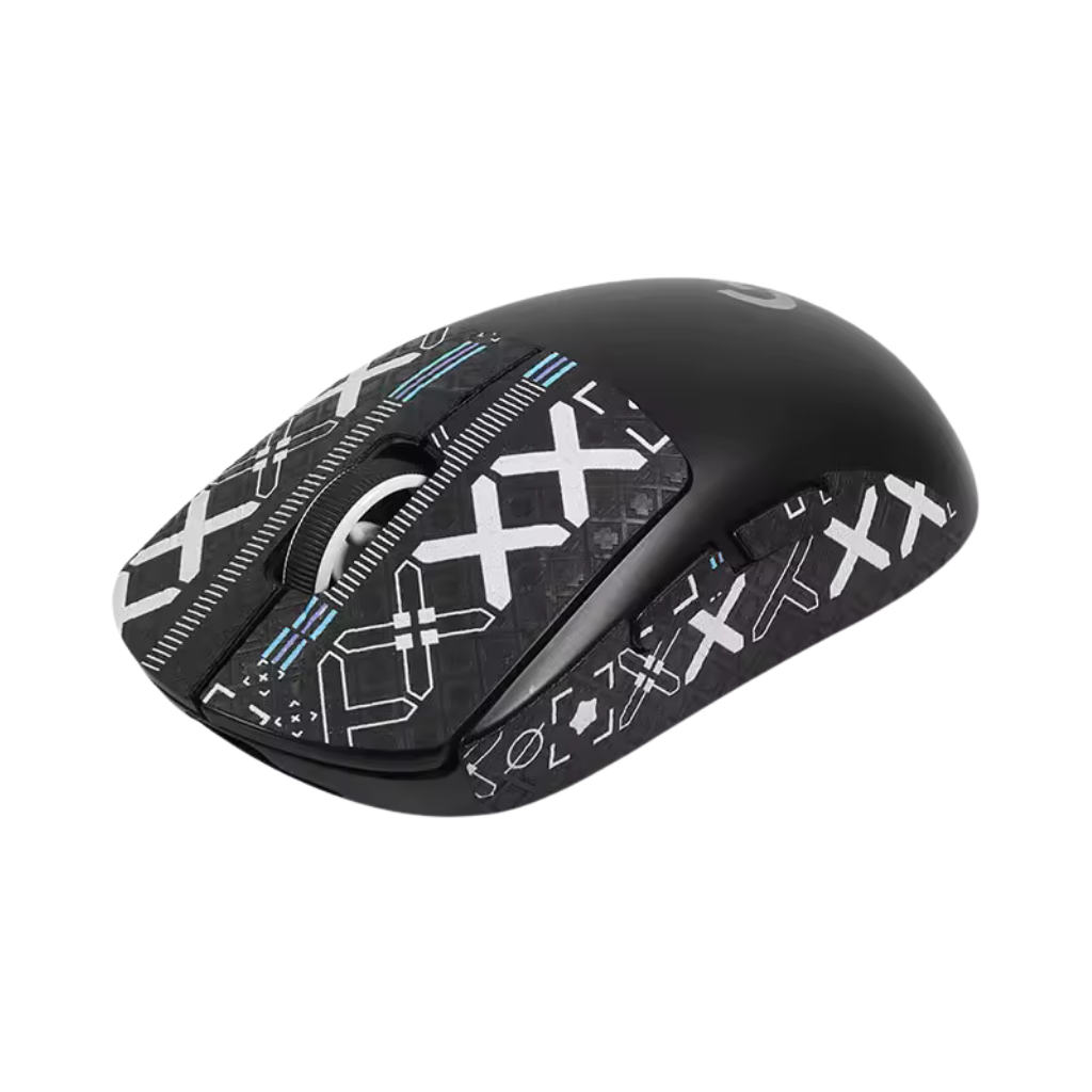 Sort grip tape med et hvidt og blåt print-mønster som er monteret på en mus i samme størrelse som en Logitech G Pro Wireless gaming mus